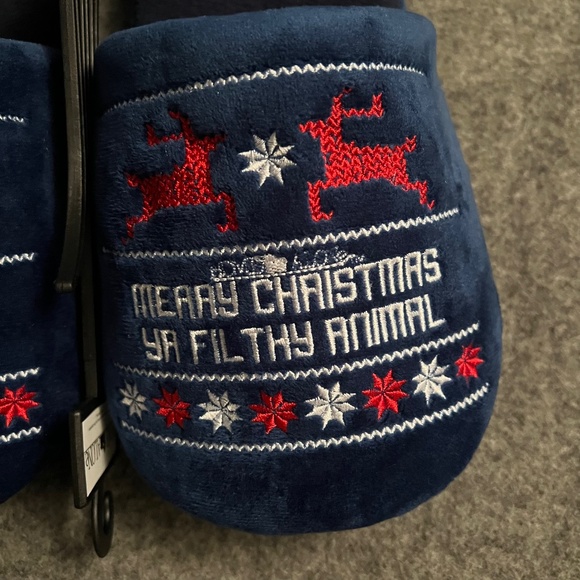 HOME ALONE Merry Christmas Ya Filthy Animal Slippers MEDIUM NWT - Picture 2 of 6